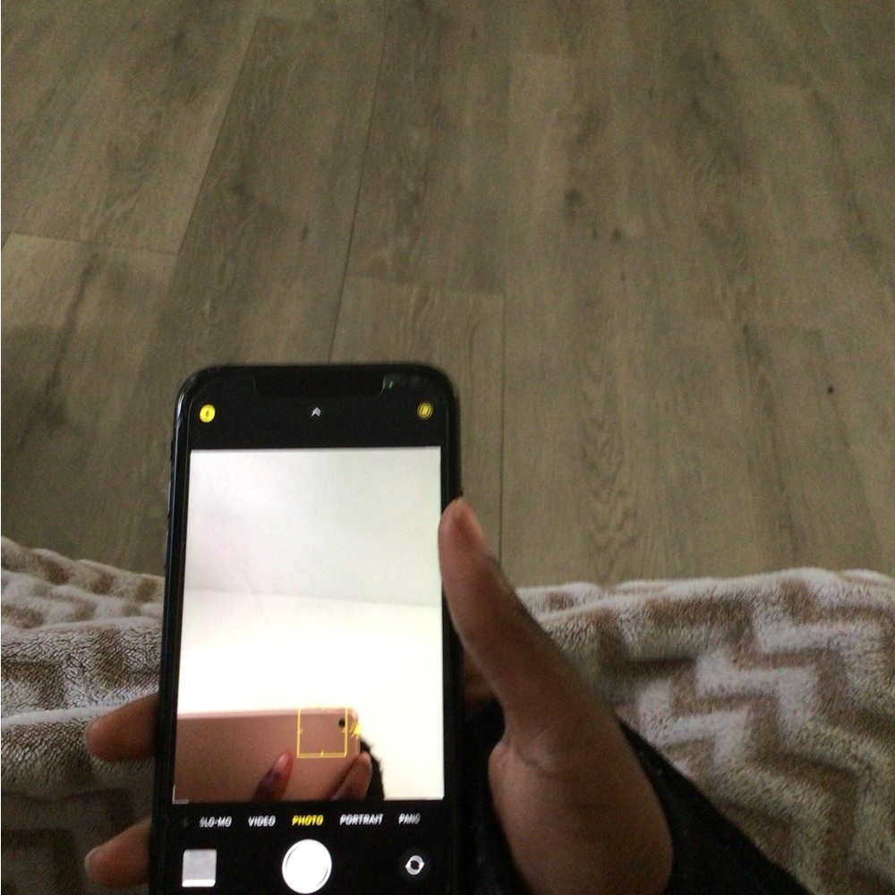 Barely used IPhone XR - Picture 5 of 5
